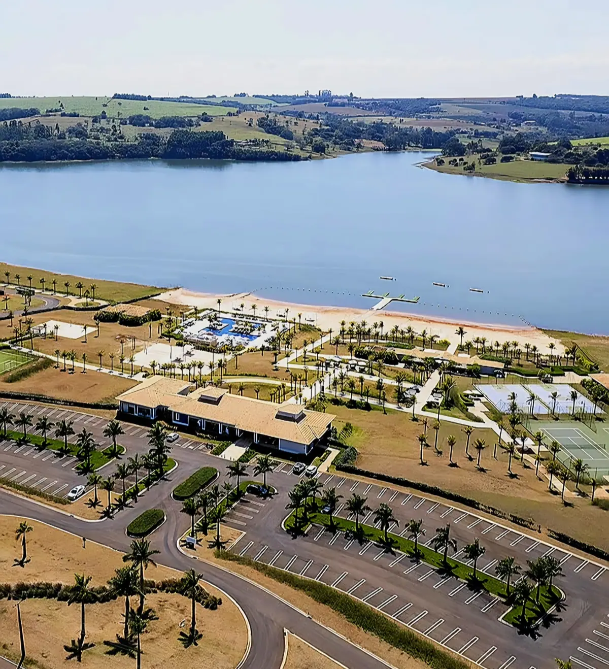 Vista aérea do clube, da praia e da represa Jurumirim