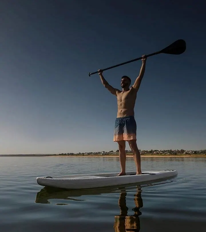 Stand up paddle na represa ao entardecer